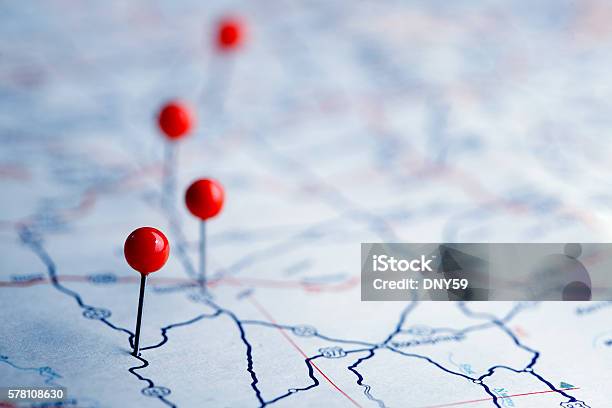 Push Pins Auf Einer Roadmap Stockfoto und mehr Bilder von Straßenkarte - Straßenkarte, Richtung, Karte - Navigationsinstrument