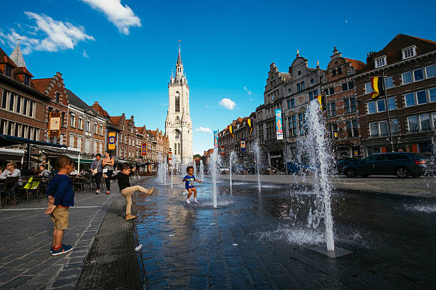 グラン・プレイス・オブ・��トゥルナイ - tournai ストックフォトと画像