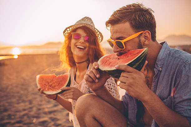 estate succosa e dolce - picnic watermelon summer food foto e immagini stock