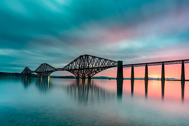 forth bridge au lever du soleil - rivière firth of forth photos et images de collection