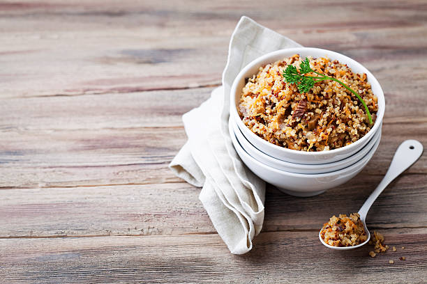 quinua con setas y verduras - quinoa spoon wood photography fotografías e imágenes de stock