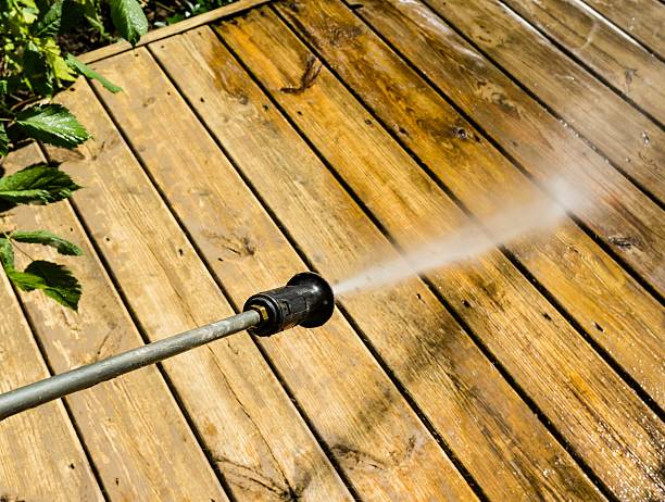 hochdruck-power-waschen ein deck - old plank outdoors selective focus stock-fotos und bilder