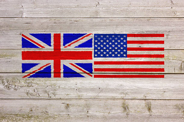 usa und uk flaggen auf holzwand gemalt - knotted wood paint photographic effects textured effect stock-fotos und bilder