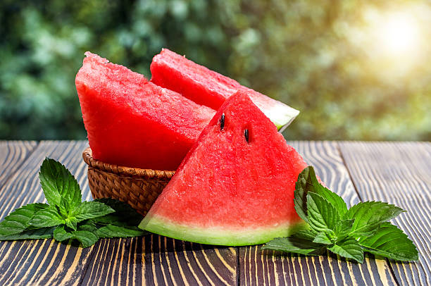 新鮮なスイカ木の背景スライス - watermelon ストックフォトと画像