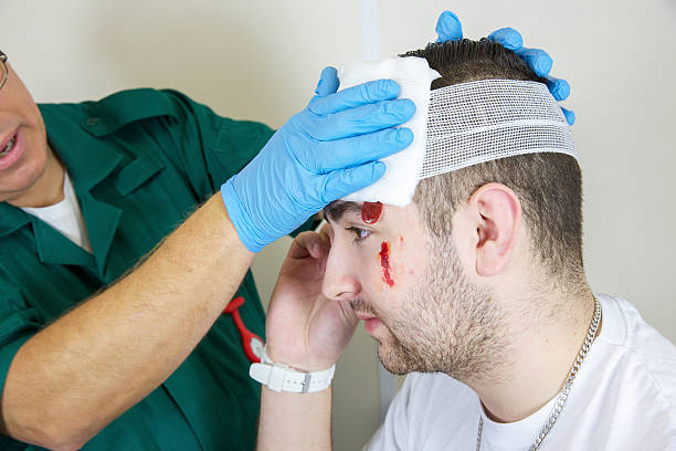 paciente asistió a por técnico en urgencias médicas graves de enfermería después de heridas - the vomiting of blood fotografías e imágenes de stock