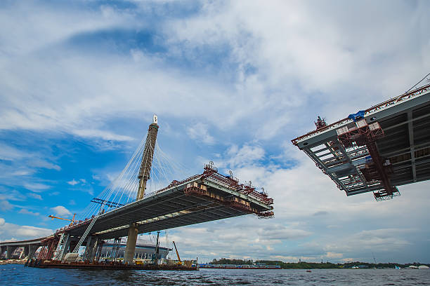 bellissimo ponte sospeso nel processo di costruzione. summe - construction bridge below concrete foto e immagini stock