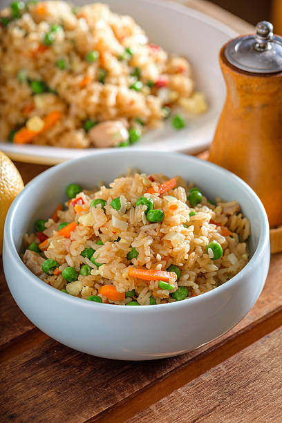 arroz frito - brown rice cooked rice steamed fotografías e imágenes de stock