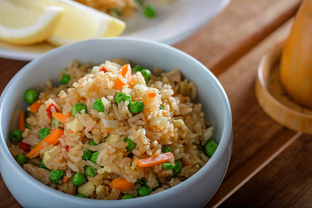 gebratener reis - brown rice cooked rice steamed stock-fotos und bilder