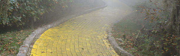 желтый кирпич дорожный фон баннер - brick yellow road footpath стоковые фото и изображения