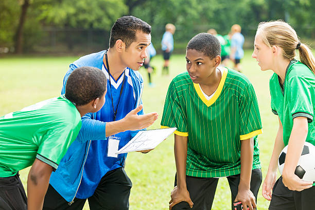 treinador de futebol fala sobre jogo durante o intervalo - soccer teenager sport adolescence - fotografias e filmes do acervo