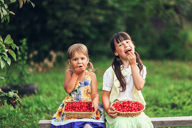 Bambini felici in giardino. - foto stock