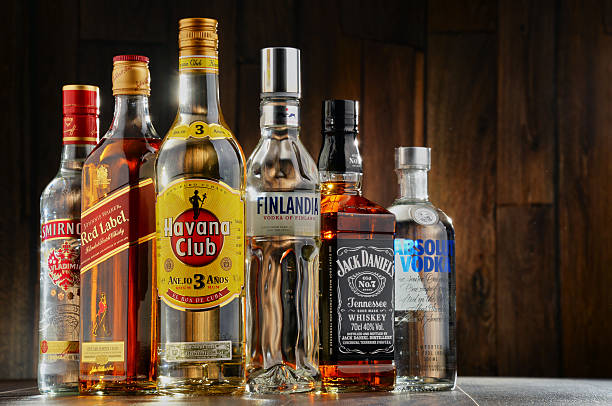 assortiment de bouteilles de spiritueux enseignes - johnnie walker scotch whisky whisky alcohol photos et images de collection