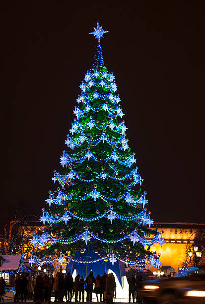 istock christmas tree in city street 578301210