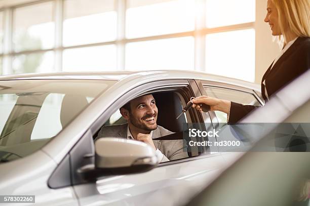 Verkäufer Im Autohaus Stockfoto und mehr Bilder von Auto - Auto, Neu, Kaufen