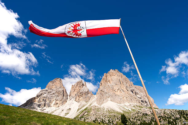drapeau ladin vues du groupe sella dans les dolomites italiennes - tirol north tirol hut austria photos et images de collection
