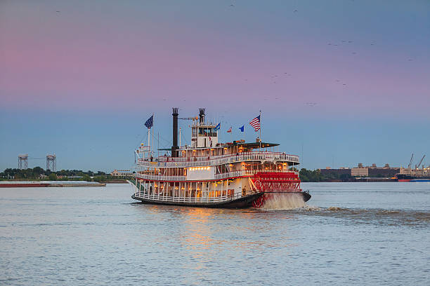 piroscafo a pale di new orleans nel fiume mississippi a new orleans - passenger craft foto e immagini stock