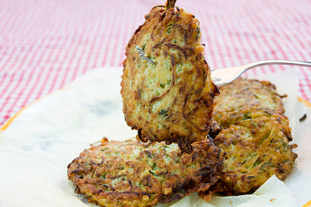 baccalà fritto con zucchini - patty pan foto e immagini stock