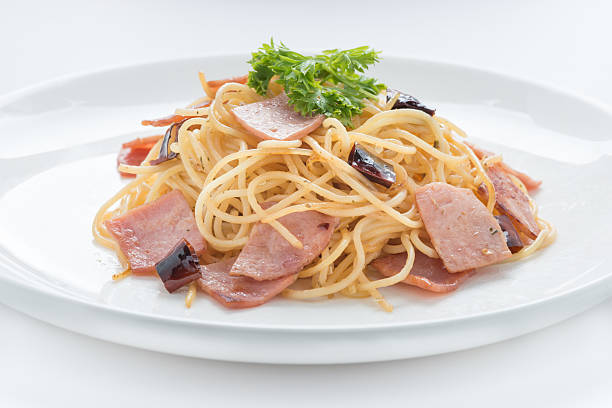 spaghetti mit schinken und chili isoliert auf weißem hintergrund - pasta cabonara stock-fotos und bilder