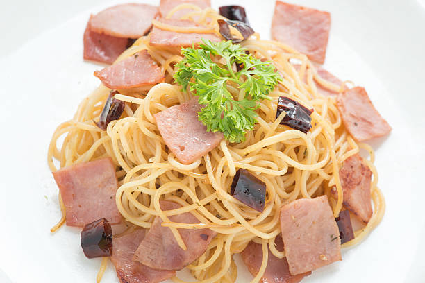spaghetti mit schinken und chili - pasta cabonara stock-fotos und bilder