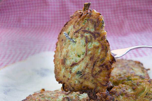 baccalà fritto con zucchini - patty pan foto e immagini stock