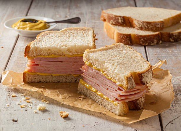 des sandwiches de viande fumée - delicatessen meat sandwich ham photos et images de collection
