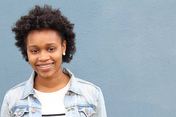 estudante universitário bem afro-americano no campus - candid women portrait human face - fotografias e filmes do acervo