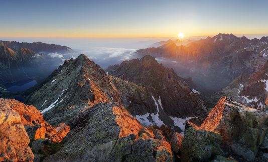 Paisaje panorama de puesta de sol de montaña en Tatras, Rysy, Eslovaquia photo
