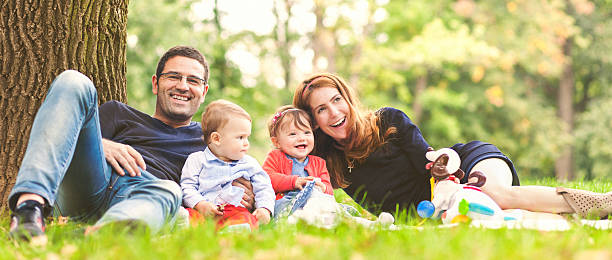 glückliche familie im freien spaß in der natur - family four people smiling autumn stock-fotos und bilder