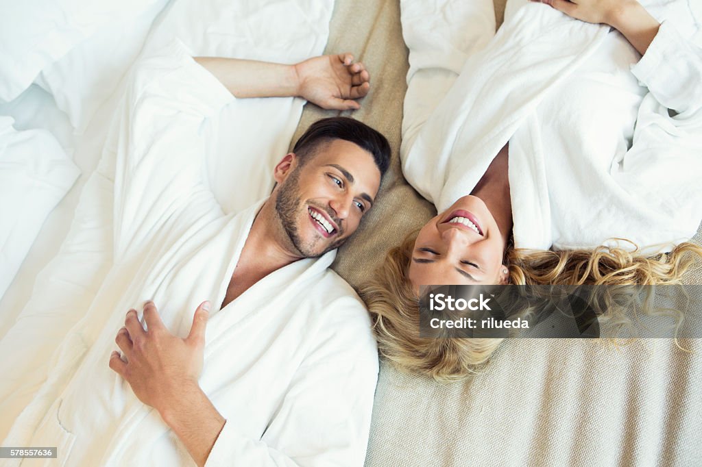 Bella giovane Coppia nel letto - Foto stock royalty-free di Accappatoio