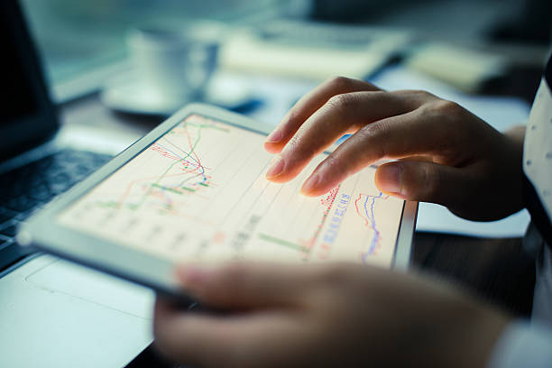 analyse du graphique sur tablette numérique - finance digital tablet report business photos et images de collection