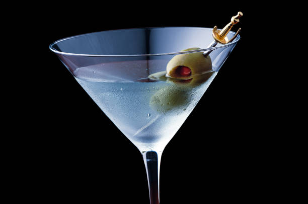 martini sucio sobre negro - martini martini glass dirty martini olive fotografías e imágenes de stock