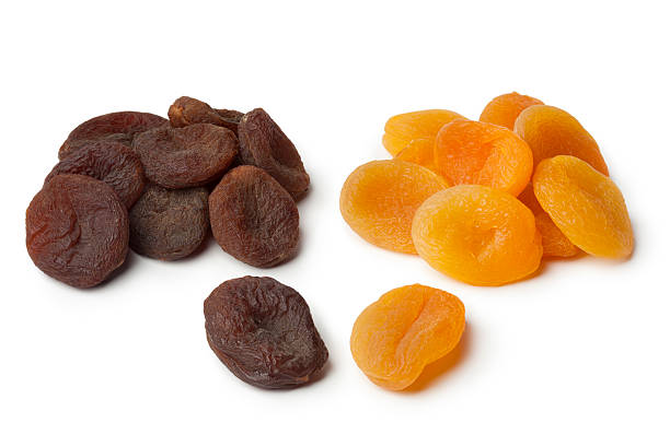 gesunde braune und orange getrocknete aprikosenfrucht - dried apricot stock-fotos und bilder