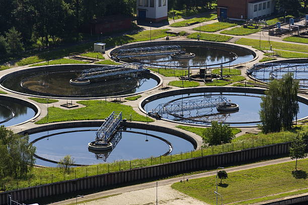 下水処理場の貯蔵タンクの空中写真 - wastewater water sewage treatment plant garbage ストックフォトと画像