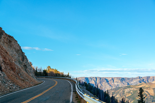 Autopista y a las montañas. photo