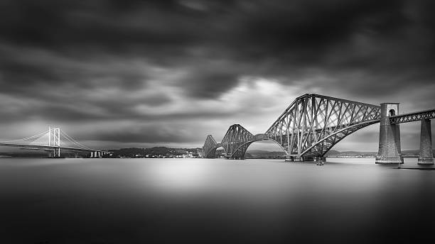 the forth bridges, edinburgh - firth of forth rail bridge bridge edinburgh europe imagens e fotografias de stock