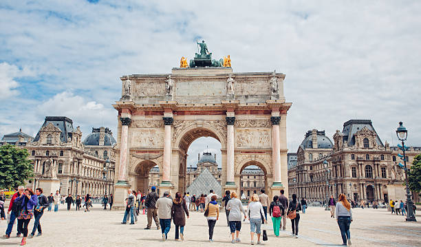 arco di trionfo e palazzo del louvre a parigi, francia - arc de triomphe du carrousel foto e immagini stock