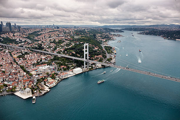 vista aérea de estambul. puente del bósforo - ortakoy mosque bridge bosphorus istanbul fotografías e imágenes de stock