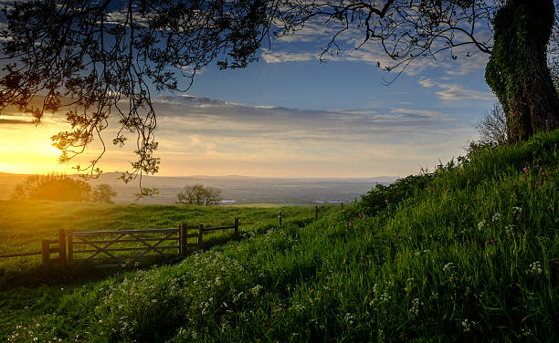 cotswold coucher de soleil - cotswold photos et images de collection