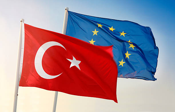 bandera de la unión europea y turquía - turquia bandera fotografías e imágenes de stock