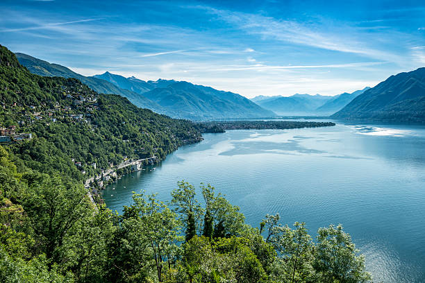 hermoso lago lago maggiore entre suiza e italia - house landscaped beauty in nature horizon over land fotografías e imágenes de stock