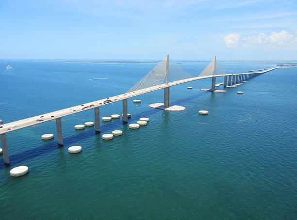 bob graham sunshine skyway-brücke tampa bay, florida - elevated walkway stock-fotos und bilder