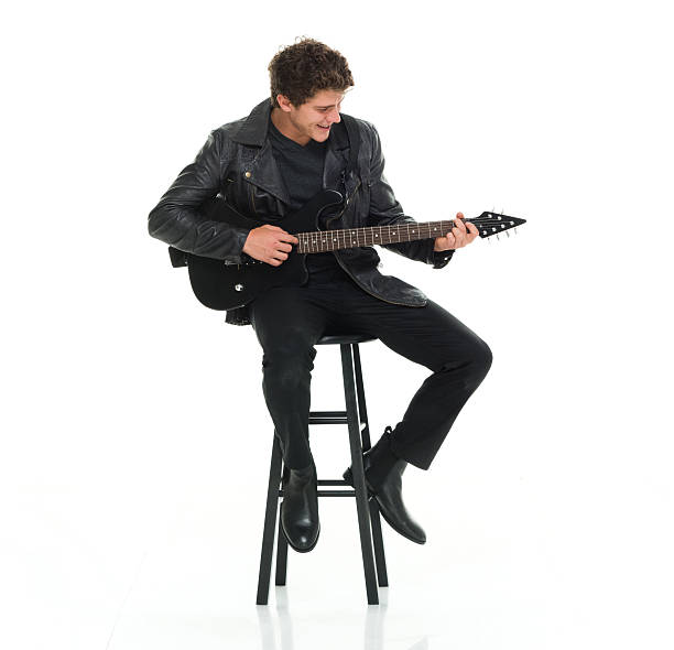 sorrindo homem tocando guitarra - isolated on white studio shot guitar young men - fotografias e filmes do acervo