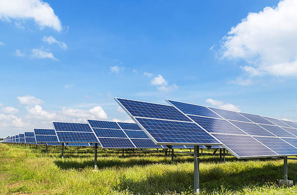 太陽からの太陽電池モジュールの代替エネルギー - 太陽光パネル ストックフォトと画像