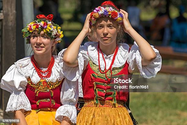 Młode Dziewczyny Z Polski W Tradycyjnych Strojach - zdjęcia stockowe i więcej obrazów Odzież - Odzież, Wieś, Kultura polska