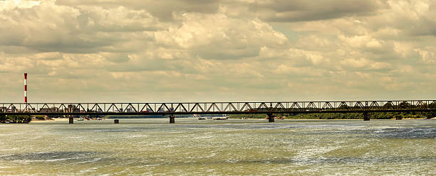most, rzeka i burzliwa pogoda - belgrade serbia zdjęcia i obrazy z banku zdjęć