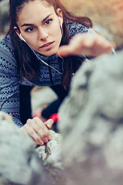 gros plan d’un grimpeur - rock climbing mountain climbing women achievement photos et images de collection