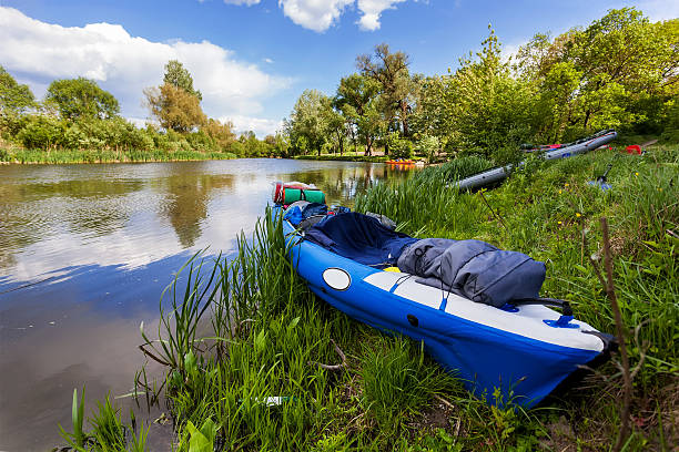 каяк на побережье - kayaking kayak river lake стоковые фото и изображения