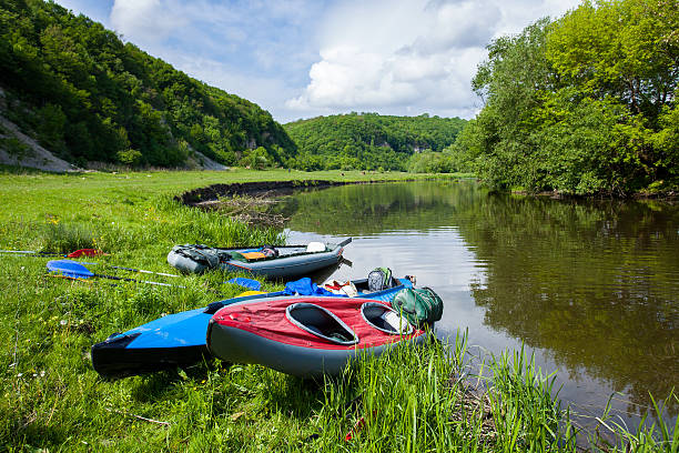 каяк на побережье - kayaking kayak river lake стоковые фото и изображения