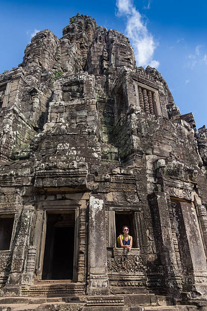 修道士、アンコールワット、サイアムリアップ、カンボジアを考える。 - cambodia monk buddhism angkor wat ストックフォトと画像