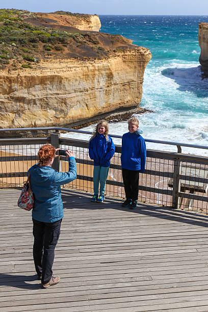 그레이트 오션 로드 패밀리 포토 - australia photographing camera beach 뉴스 사진 이미지